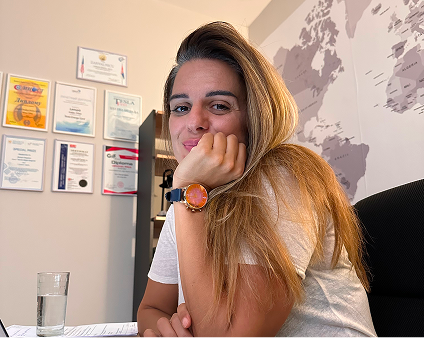 ana mitic u kancelariji zamisljena